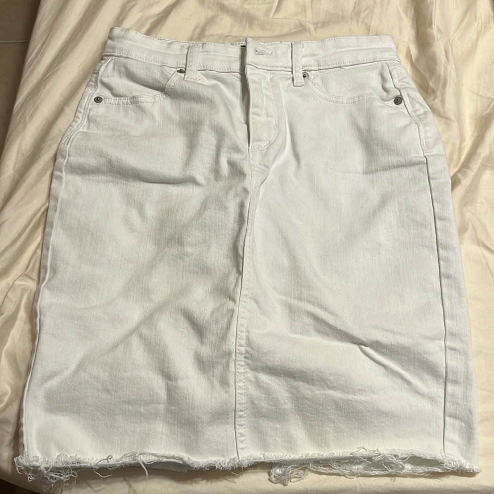 Banana Republic White denim mini skirt with frayed bottom 26/2